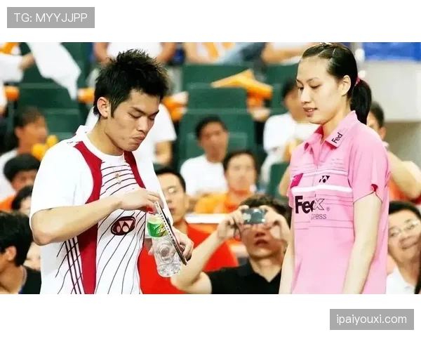 刚刷到谢杏芳拎菜篮跟小区阿姨聊家常，脑子里却还循环着她赛场那张冷脸，代入不上