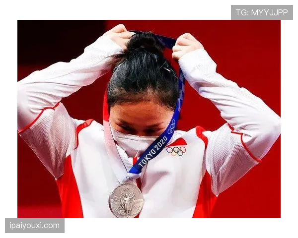 廖秋云训练完顺手拎走两袋蛋白粉，这自律程度谁顶得住啊