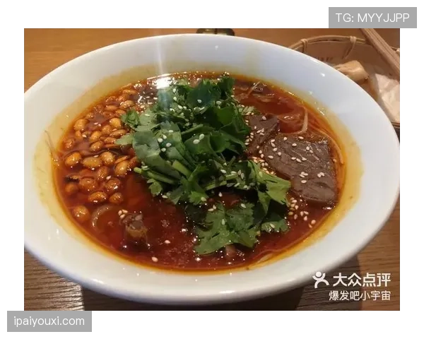 程语轩这孩子球场上拼命，一到饭点就秒变美食博主，感觉他肚子里有个小宇宙跟着跑！